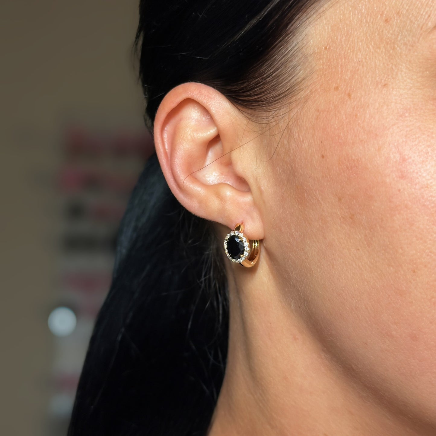 Auksuoti žiediniai auskarai su juodu cirkoniu