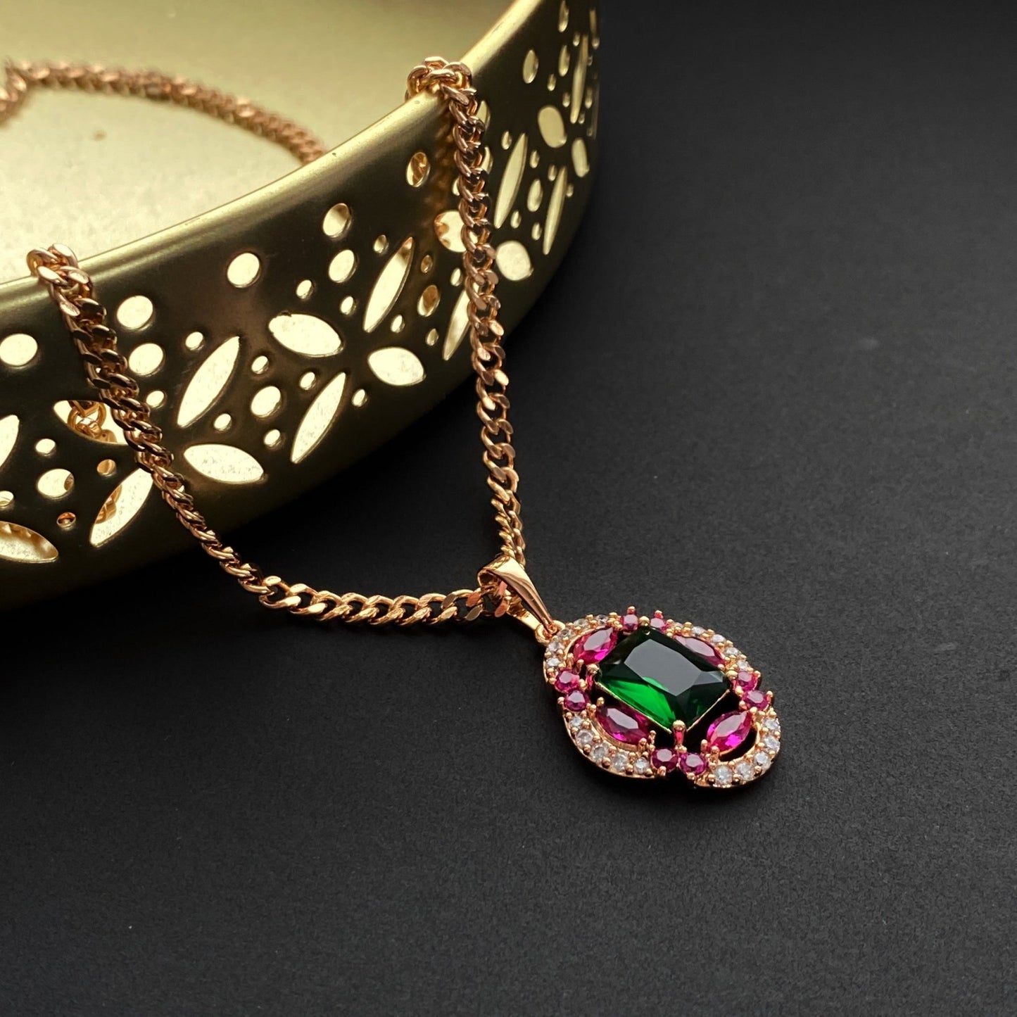 Apzeltīta kaklarota ar zaļu un rozā kristāliem - 18k - apzeltita - rotas