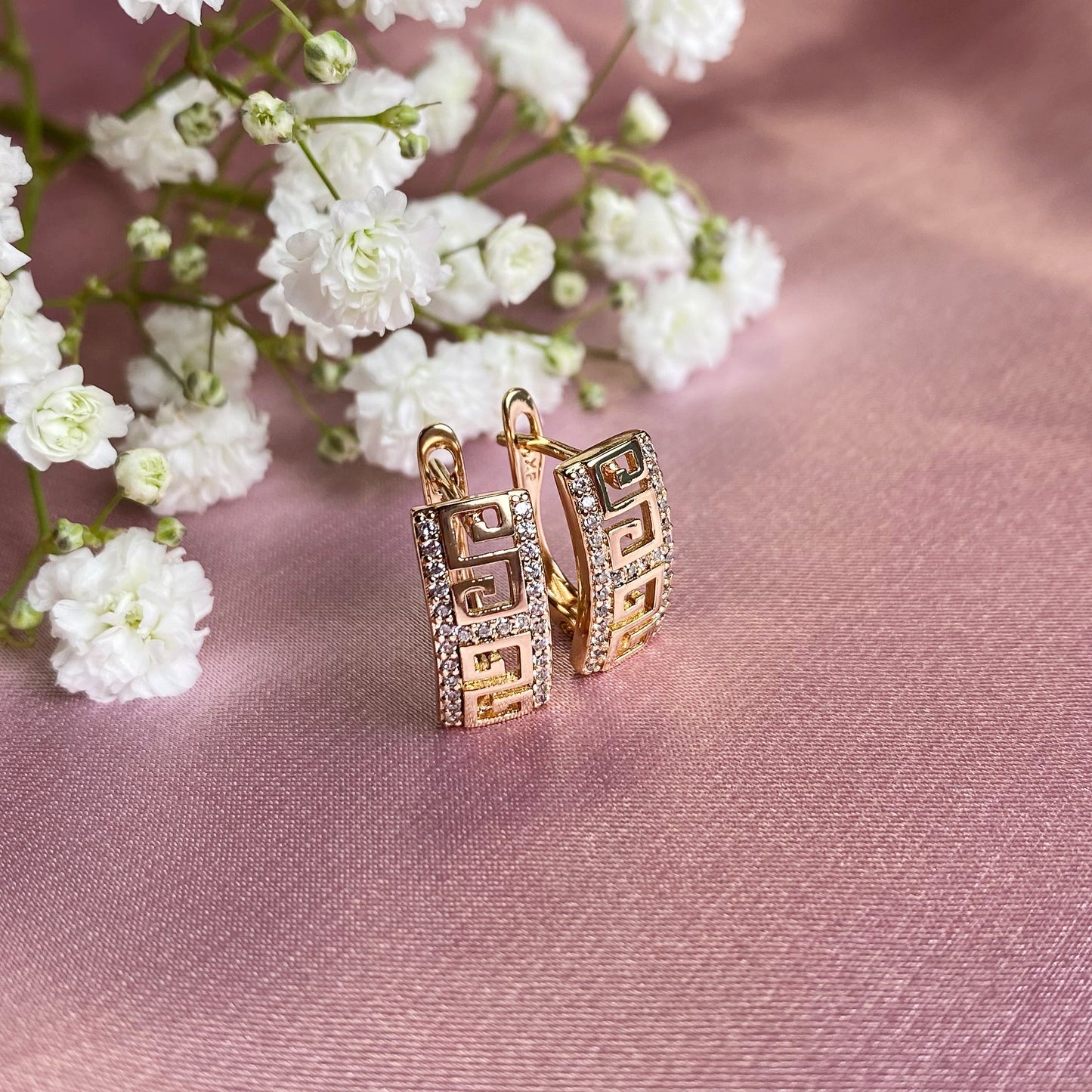 Apzeltīti auskari ar grieķu rakstu