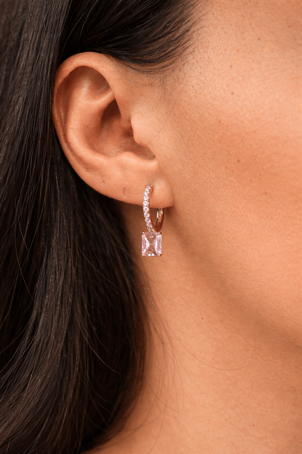 Apzeltīti riņķīši ar karājamu rozā kristālu un cirkonijiem - 18k - apzeltita - rotas