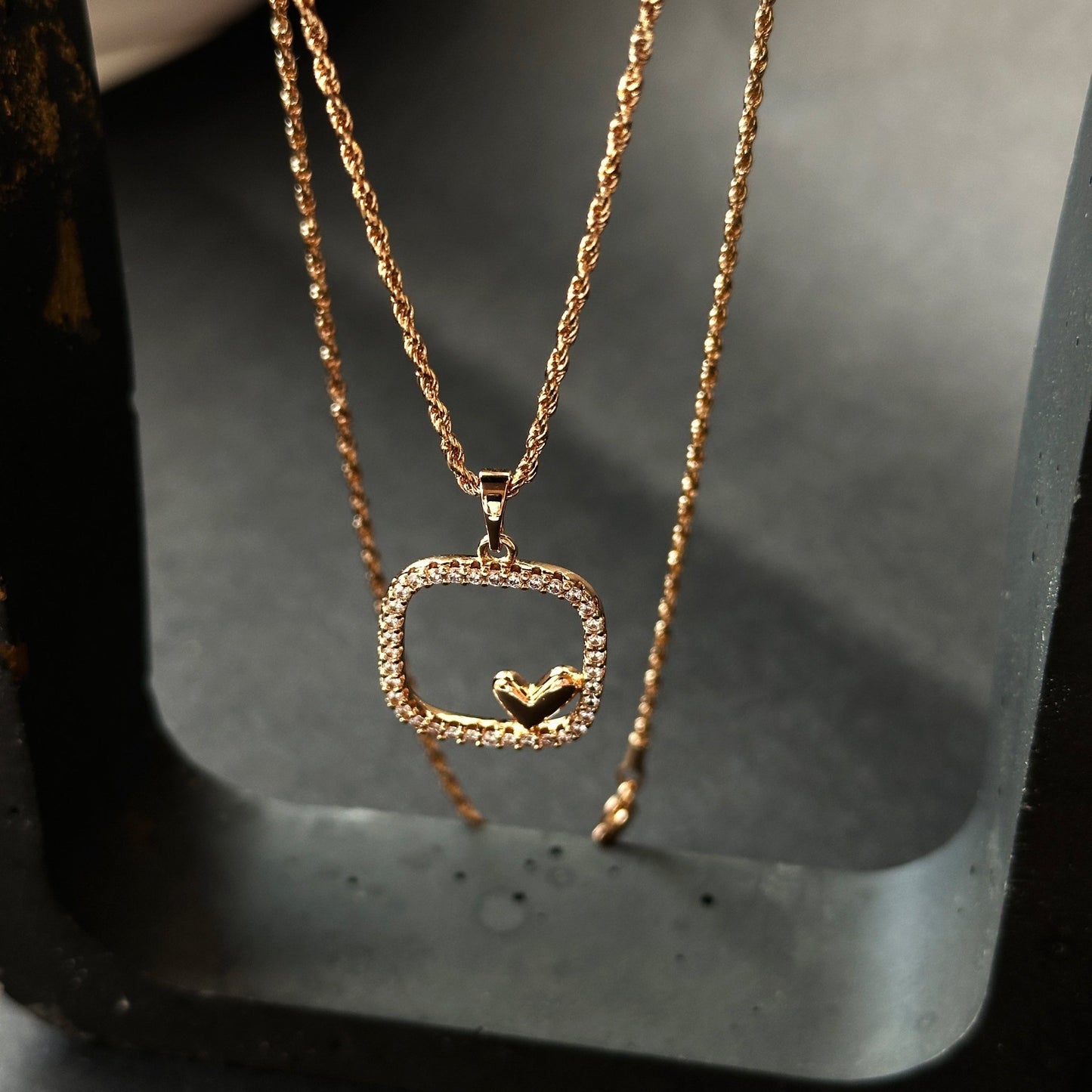 Heart Frame – Apzeltīta kaklarota ar sirds kulonu – apzeltītas rotaslietas | Tavas Rotas