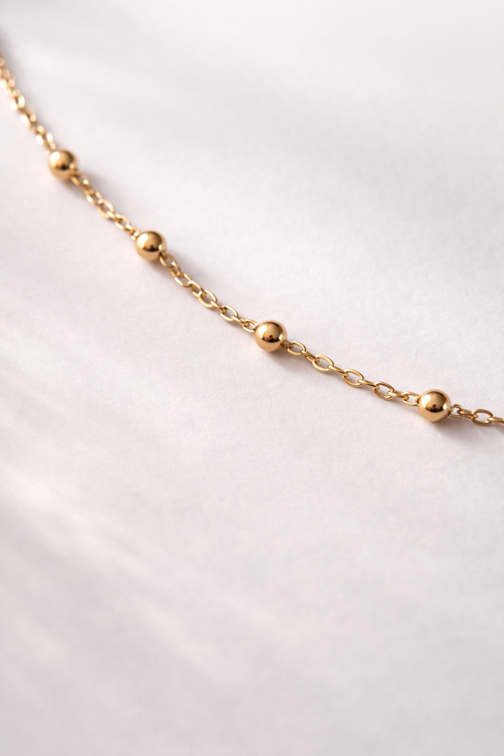 Apzeltīta kājas ķēdīte ar bumbiņām