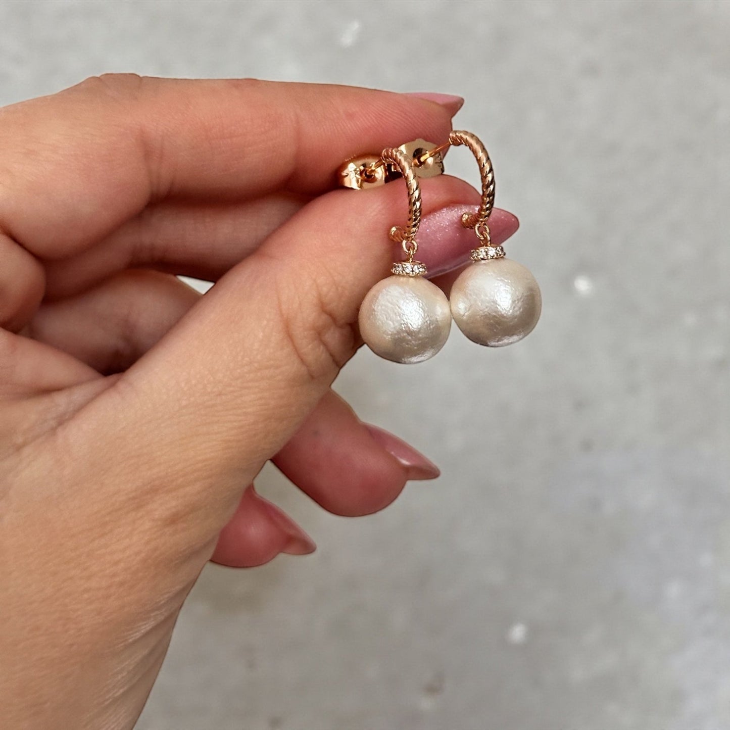 Pearl Twist – Apzeltīti auskari ar pērlēm un cirkonijiem – apzeltītas rotaslietas | Tavas Rotas