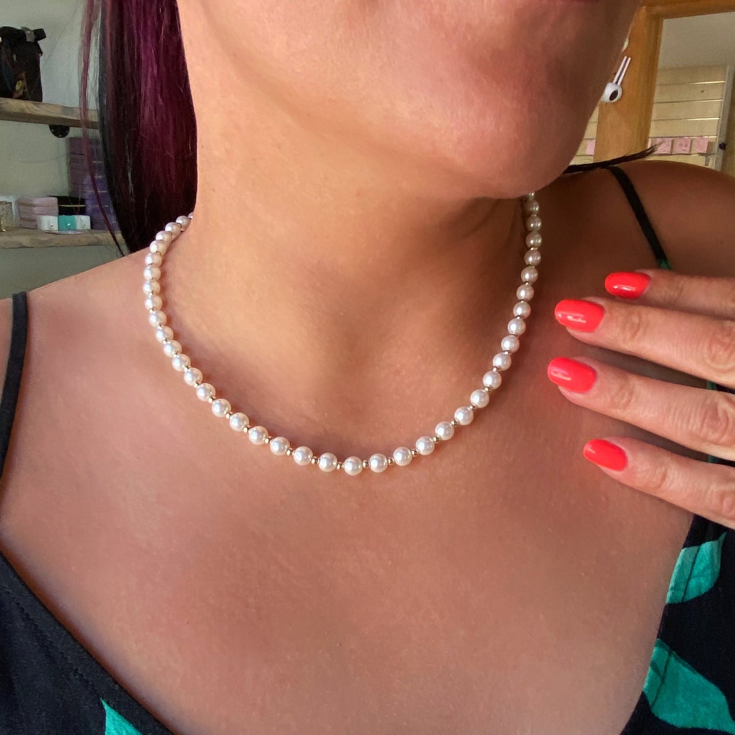 Pērļu elegance – apzeltīta kaklarota ar pērlēm