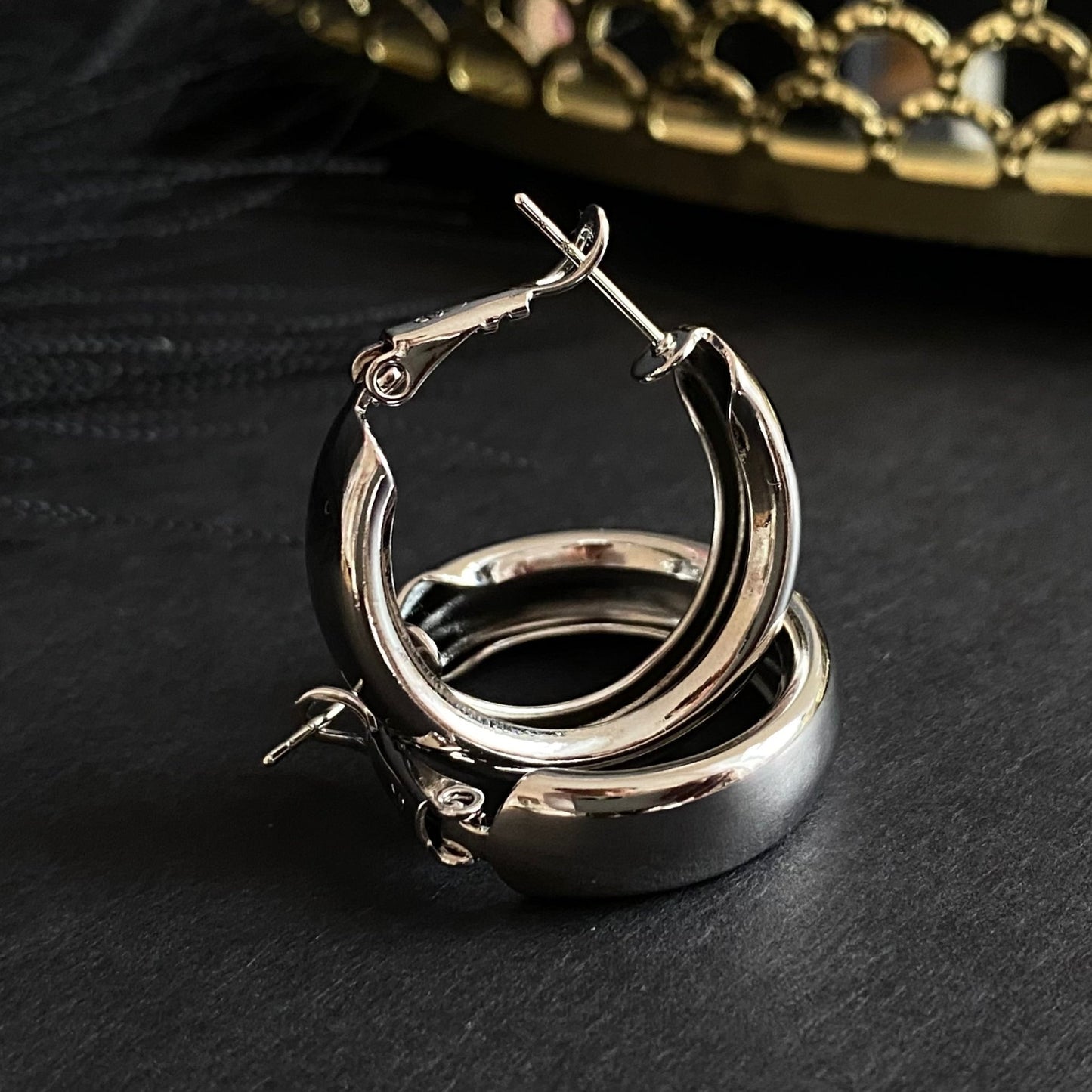 Silver Loop – Apsudraboti riņķa auskari – apzeltītas rotaslietas | Tavas Rotas