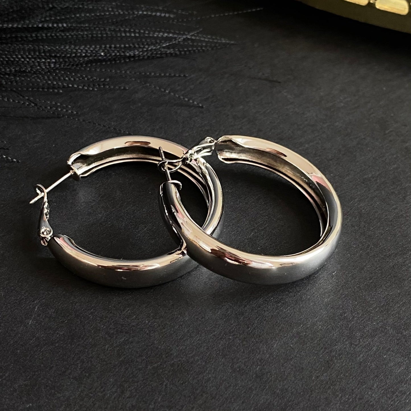 Silver Shine – Apsudraboti riņķa auskari – apzeltītas rotaslietas | Tavas Rotas