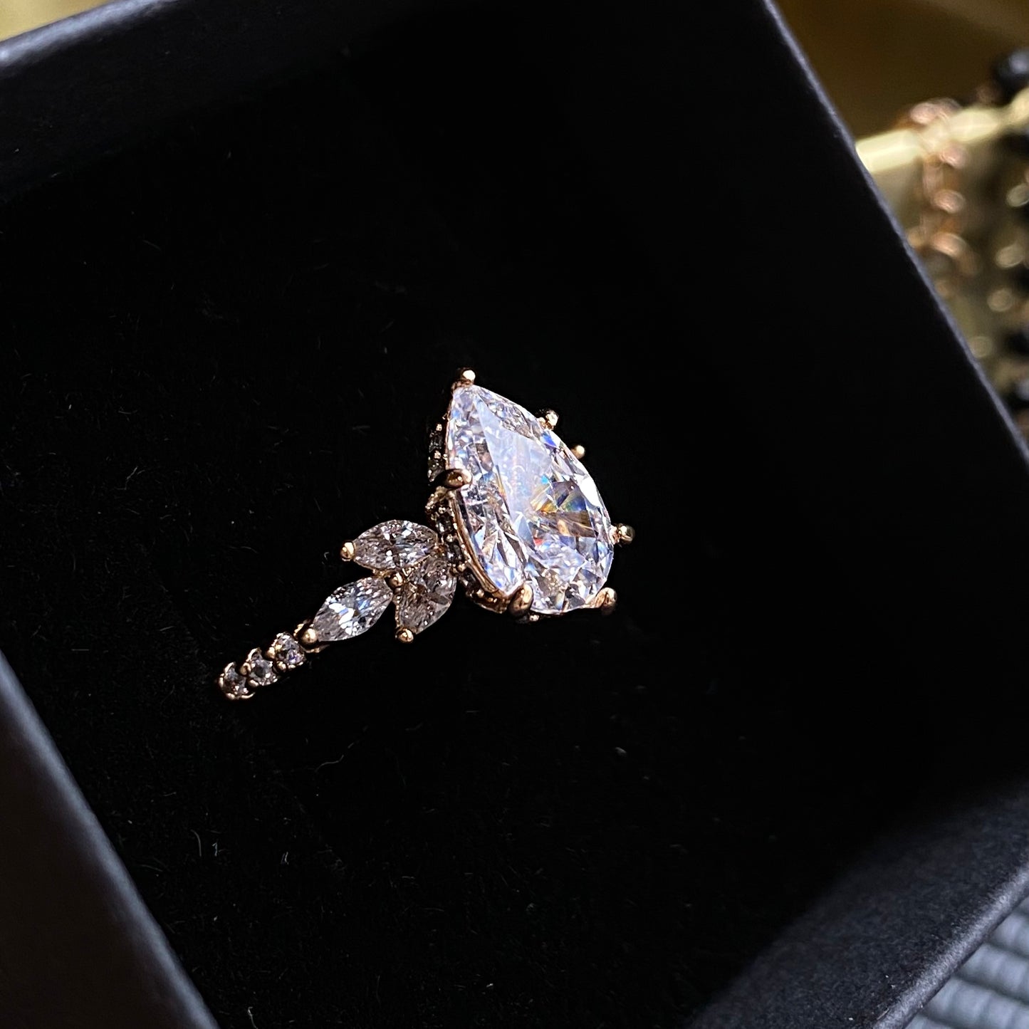 Elegantiškas auksu padengtas žiedas su skaidriu kristalu