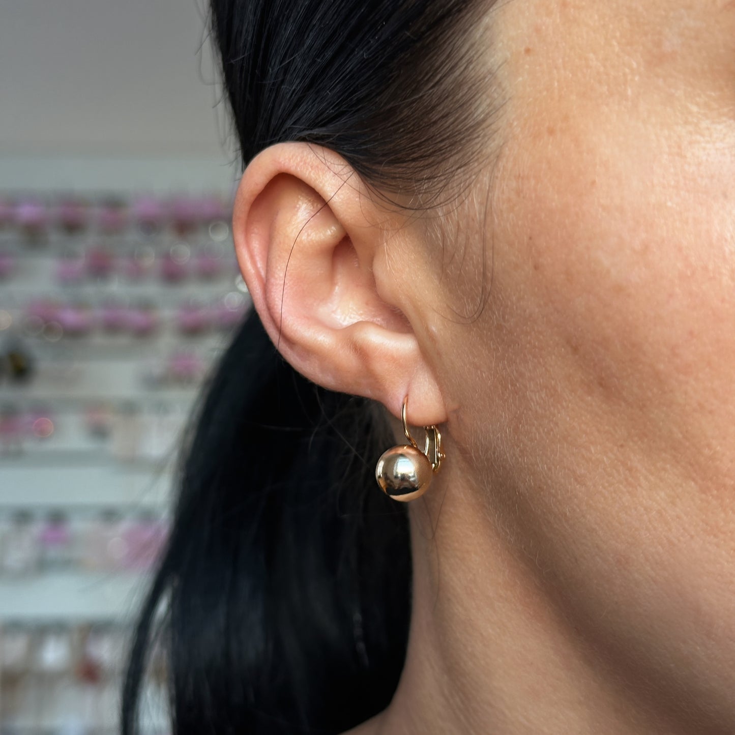 Auksuoti auskarai su auksiniu rutuliuku ir anglišku užsegimu