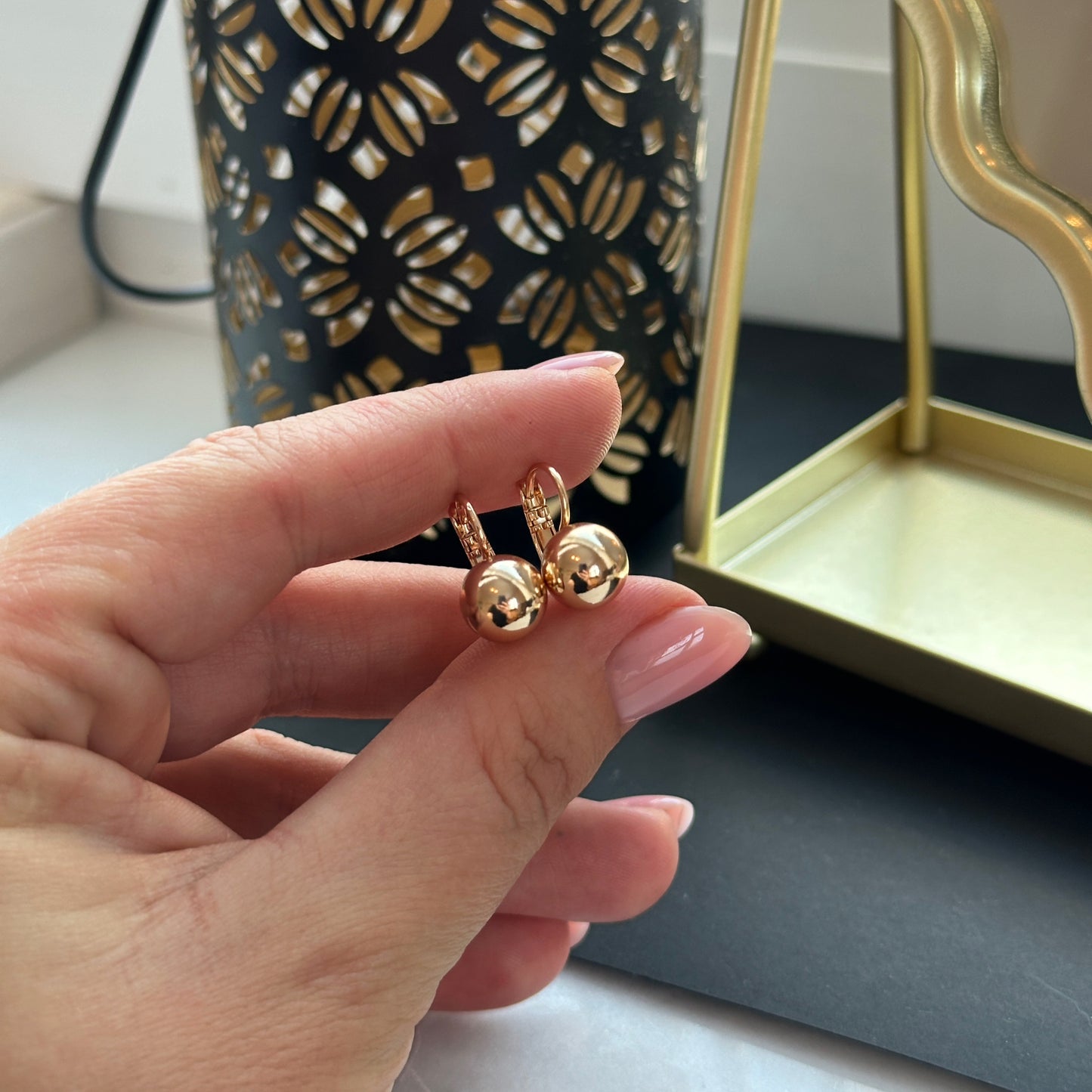 Auksuoti auskarai su auksiniu rutuliuku ir anglišku užsegimu