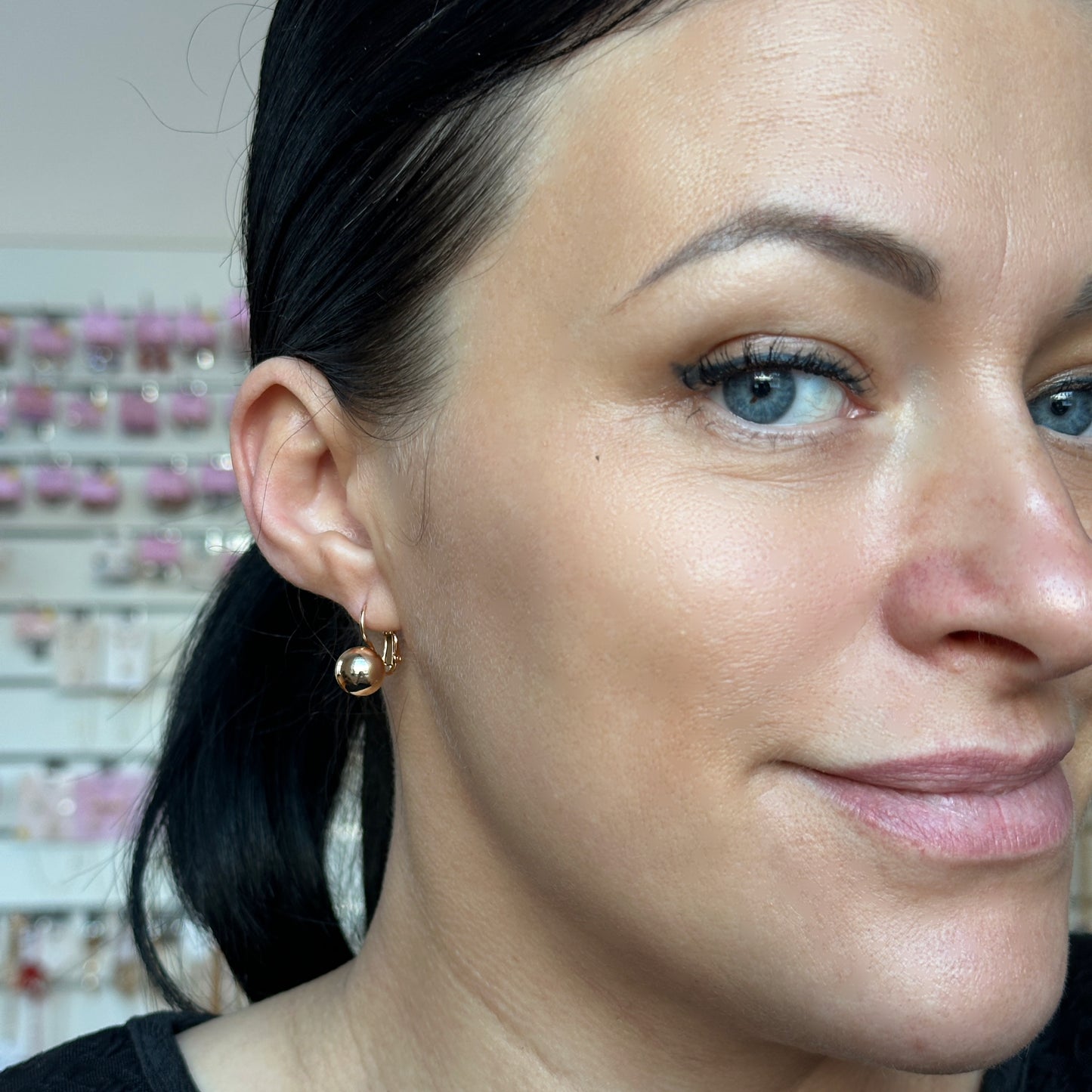 Auksuoti auskarai su auksiniu rutuliuku ir anglišku užsegimu