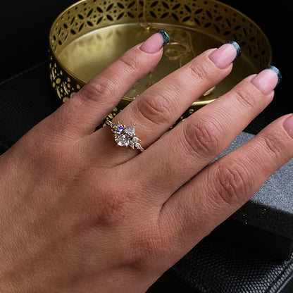 Elegantiškas auksu padengtas žiedas su skaidriu kristalu