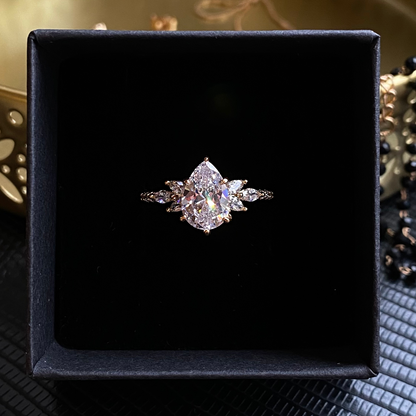 Elegantiškas auksu padengtas žiedas su skaidriu kristalu