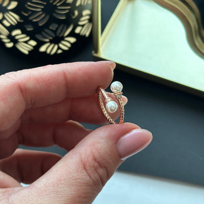 Auksuotas perlų žiedas su cirkonio akmenimis