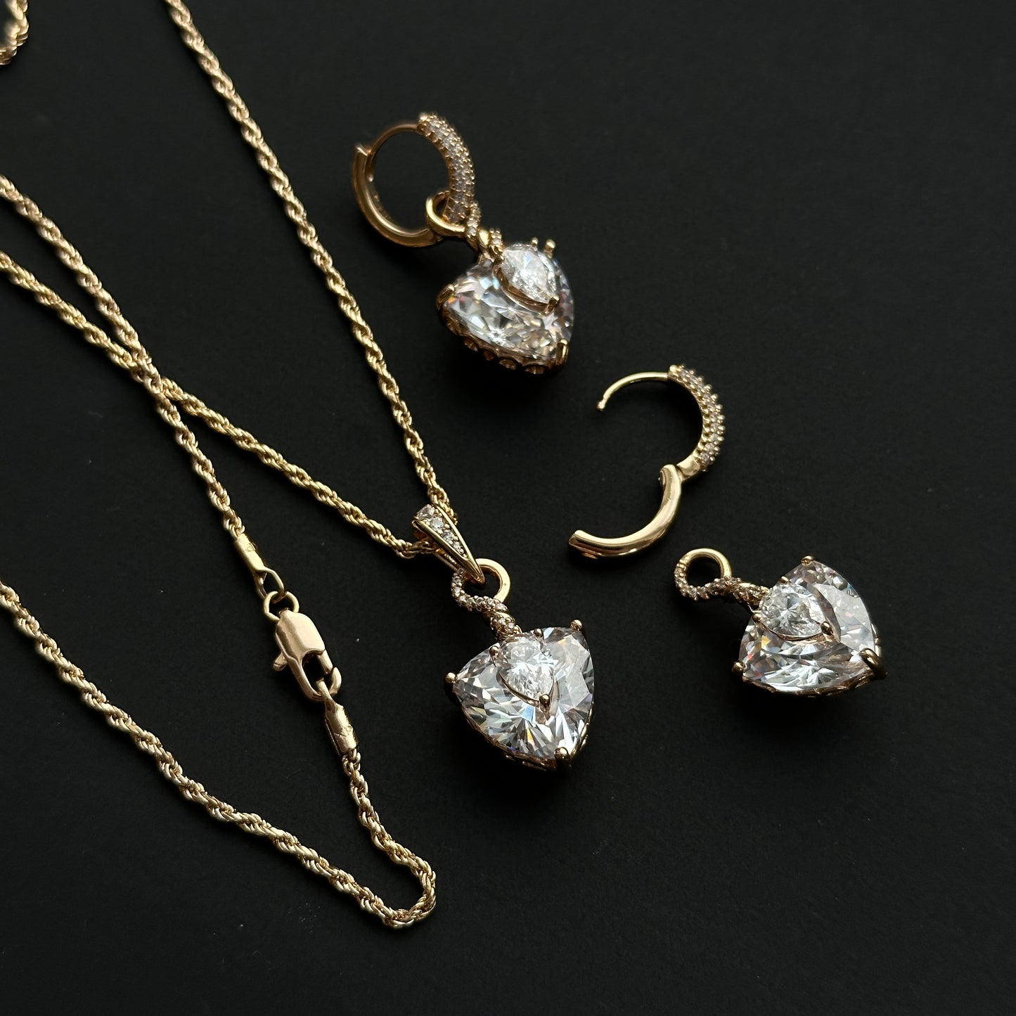 Auksuotas rinkinys su baltomis krištolinėmis širdelėmis - vėrinys ir 2 viename auskarai