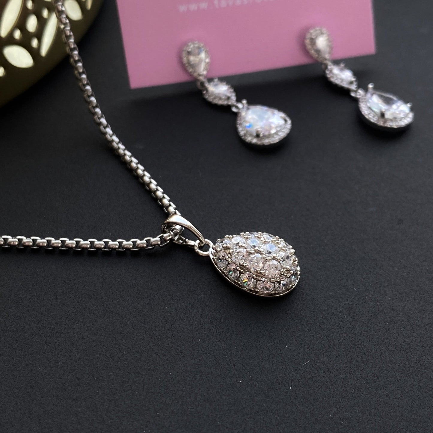 Apsudrabota kaklarota ar lāses kulonu un cirkonijiem - 18k - apzeltita - rotas