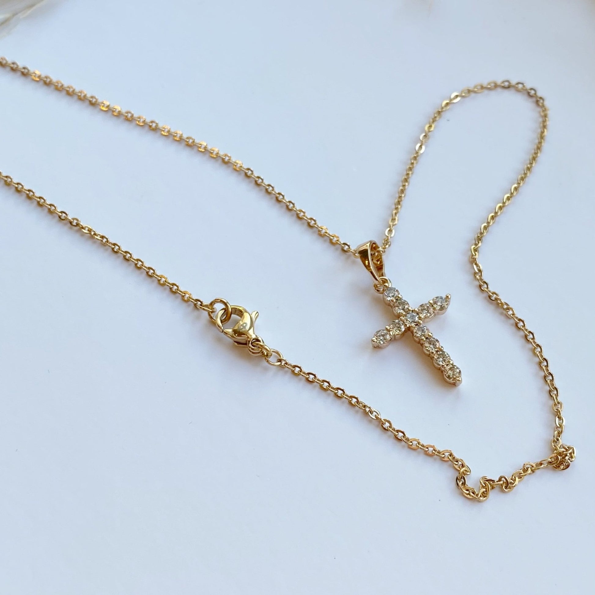 Apzeltīta kaklarota ar krusta kulonu – apzeltītas rotaslietas | Tavas Rotas