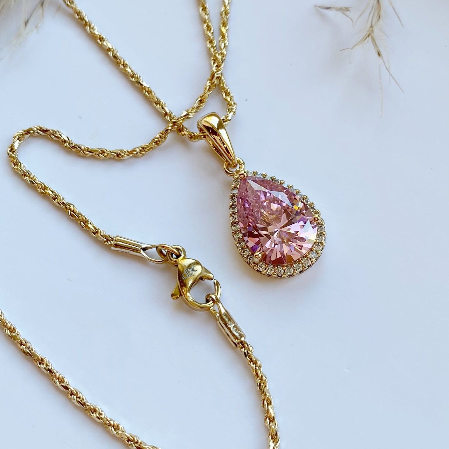 Apzeltīta kaklarota ar lāses formas kristālu (dzidra un rozā) – apzeltītas rotaslietas | Tavas Rotas