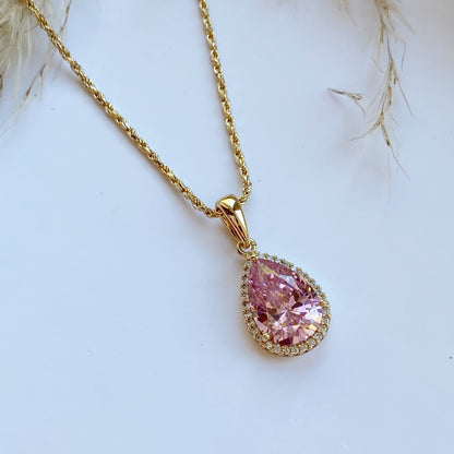 Apzeltīta kaklarota ar lāses formas kristālu (dzidra un rozā) – apzeltītas rotaslietas | Tavas Rotas