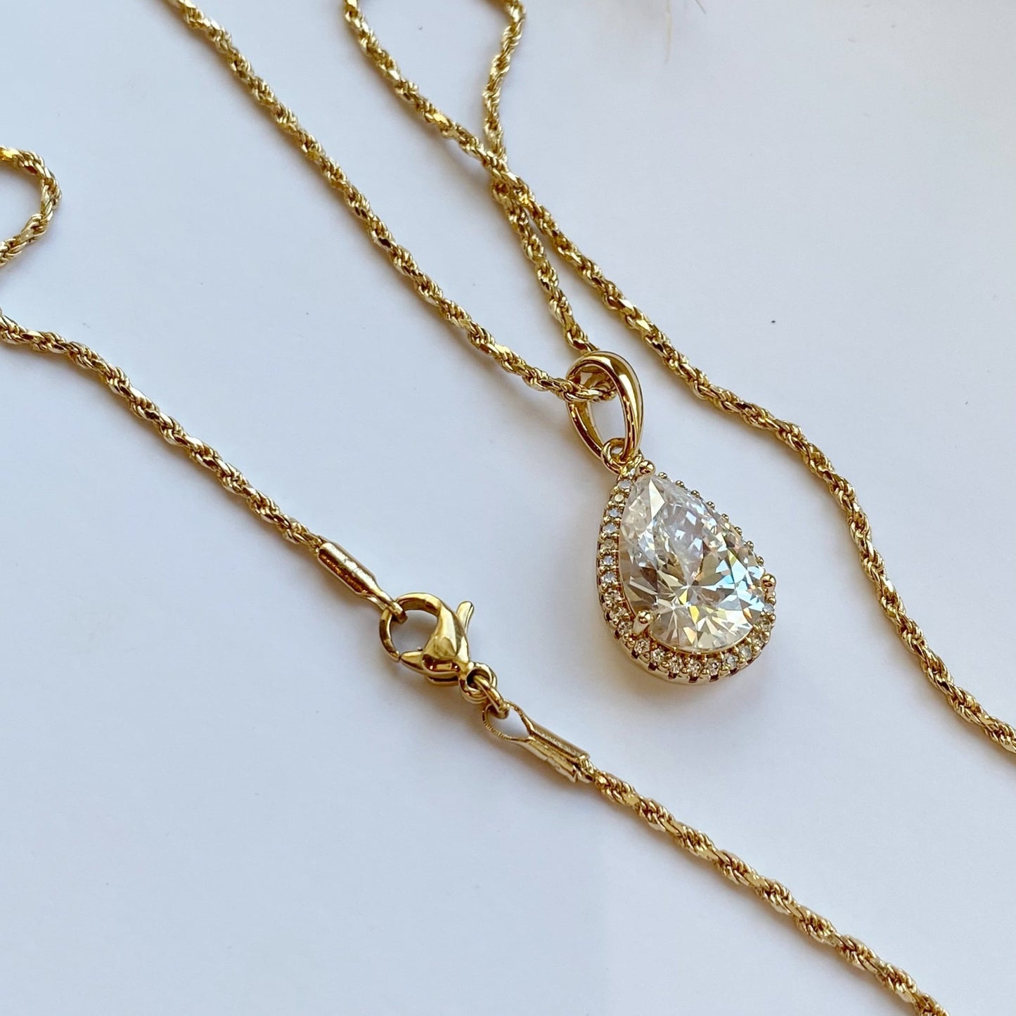 Apzeltīta kaklarota ar lāses formas kristālu (dzidra un rozā) – apzeltītas rotaslietas | Tavas Rotas