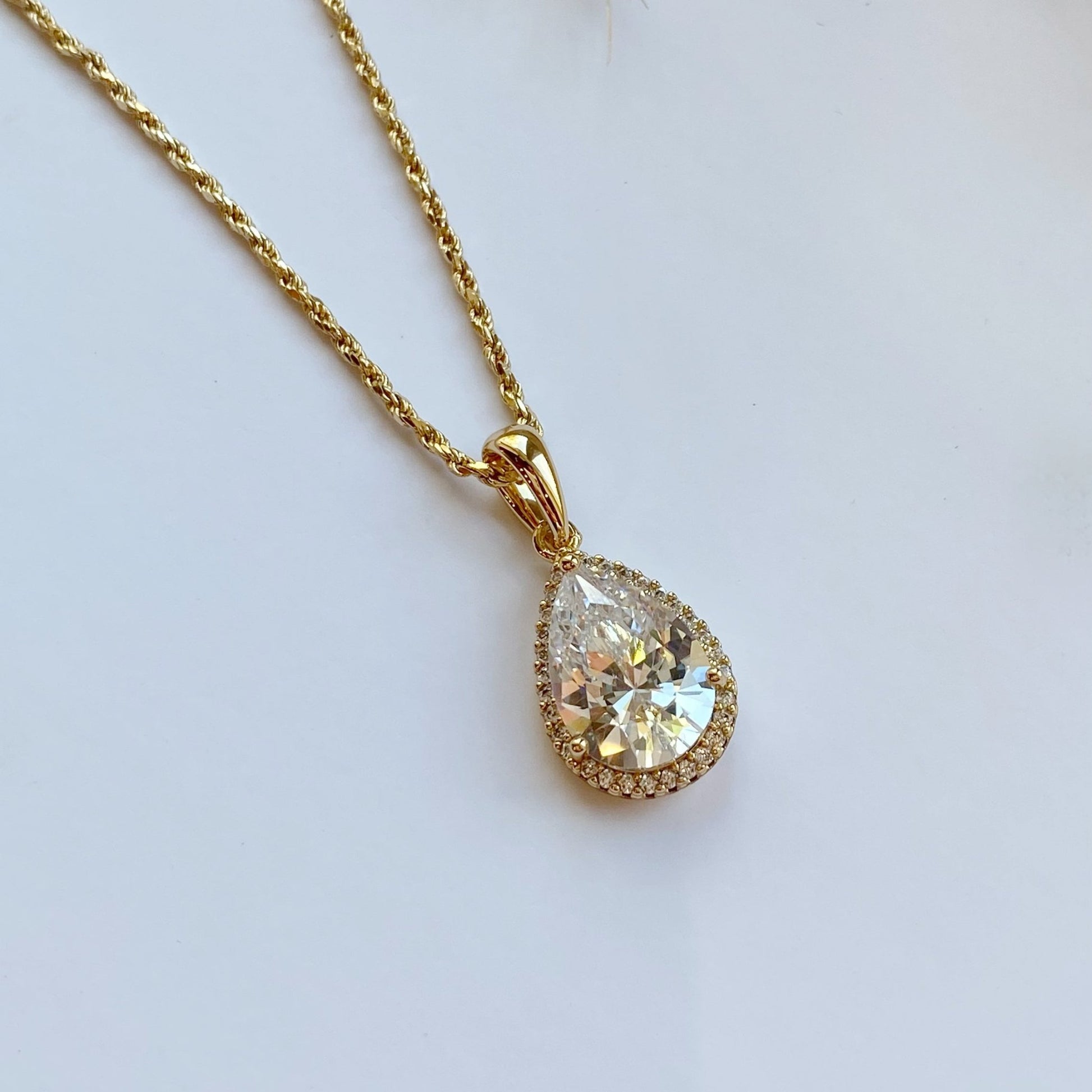 Apzeltīta kaklarota ar lāses formas kristālu (dzidra un rozā) – apzeltītas rotaslietas | Tavas Rotas