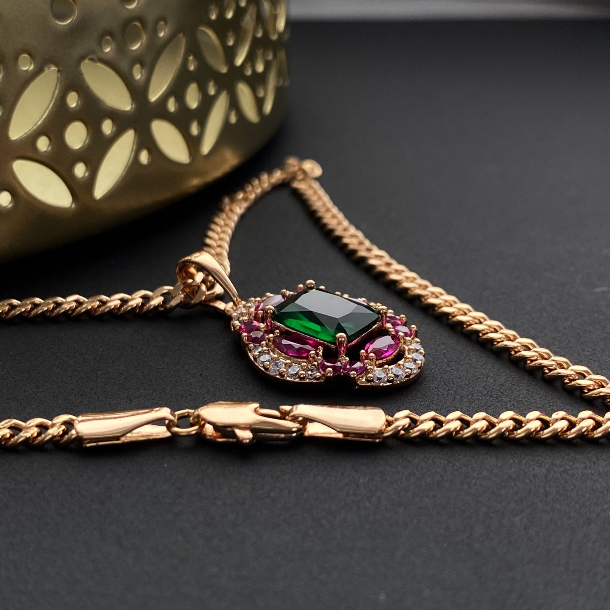 Apzeltīta kaklarota ar zaļu un rozā kristāliem - 18k - apzeltita - rotas