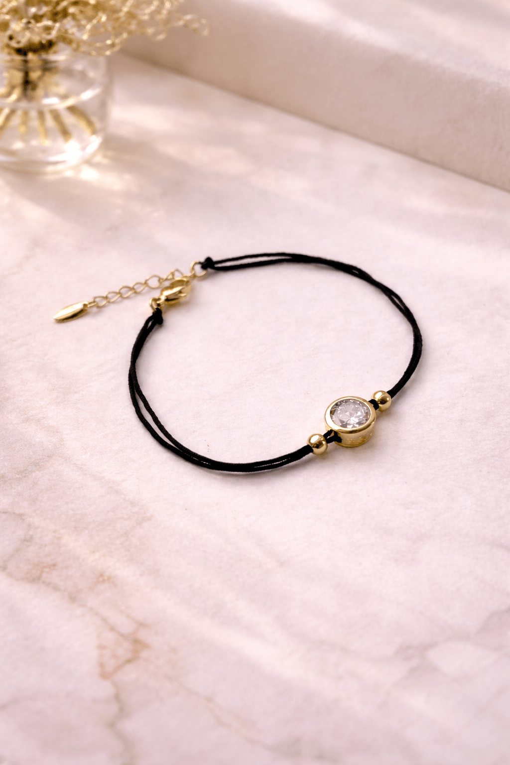 Apzeltīta rokassprādze ar melnu aukliņu un cirkoniju - 18k - apzeltita - rotas