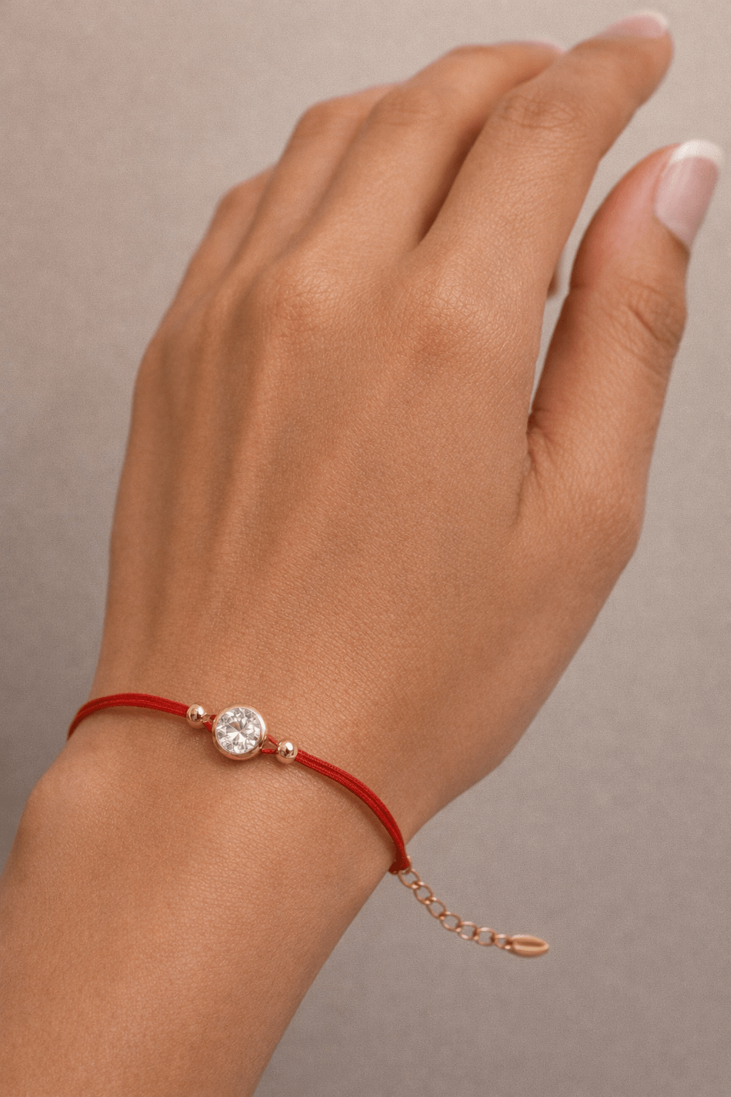 Apzeltīta rokassprādze ar sarkanu aukliņu un cirkoniju - 18k - apzeltita - rotas