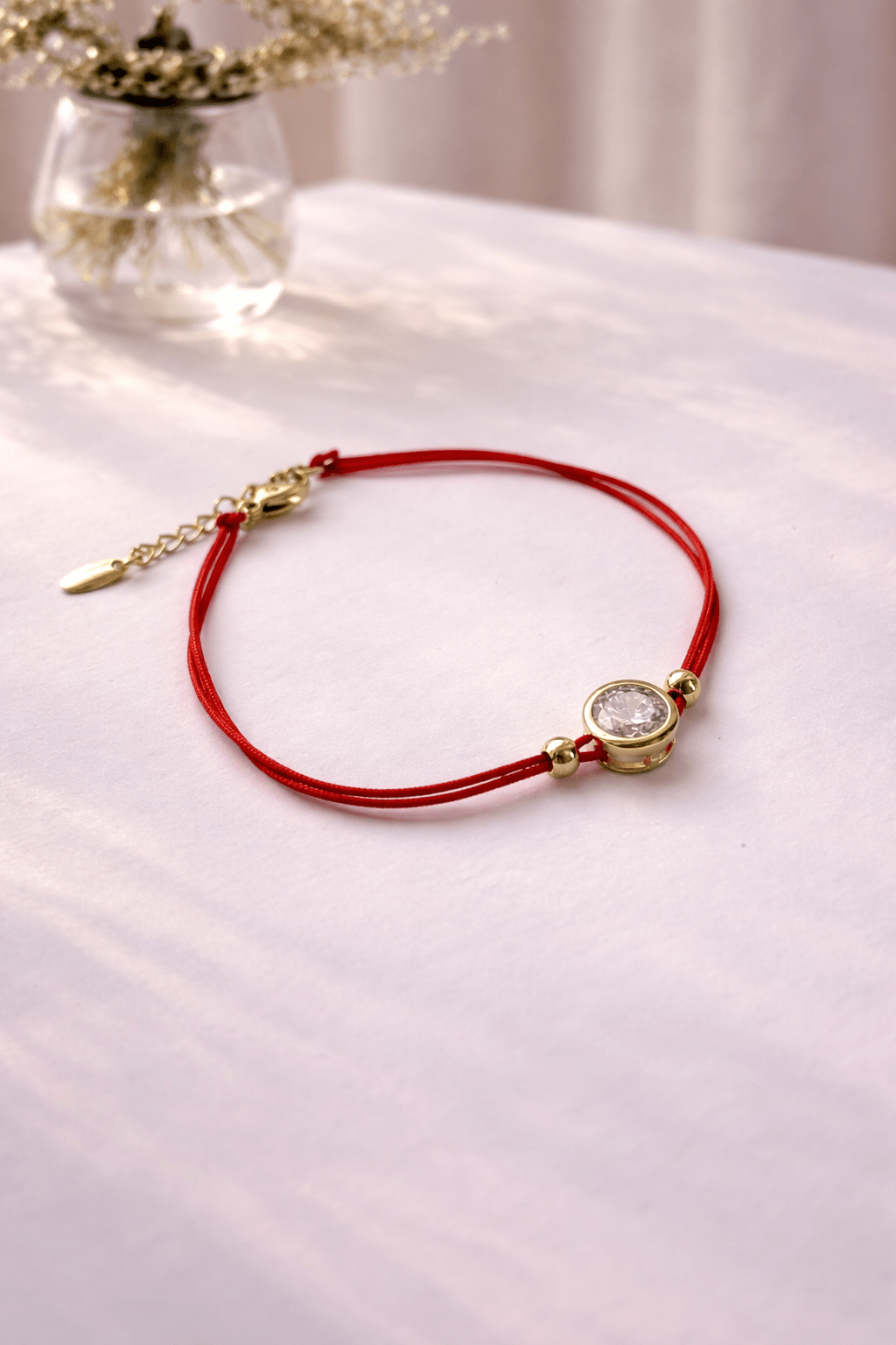 Apzeltīta rokassprādze ar sarkanu aukliņu un cirkoniju - 18k - apzeltita - rotas