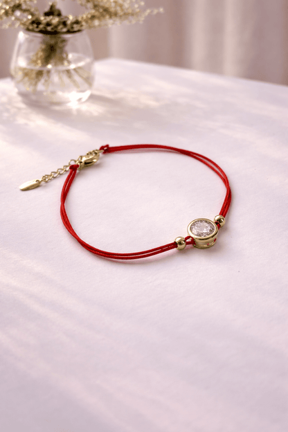 Apzeltīta rokassprādze ar sarkanu aukliņu un cirkoniju - 18k - apzeltita - rotas