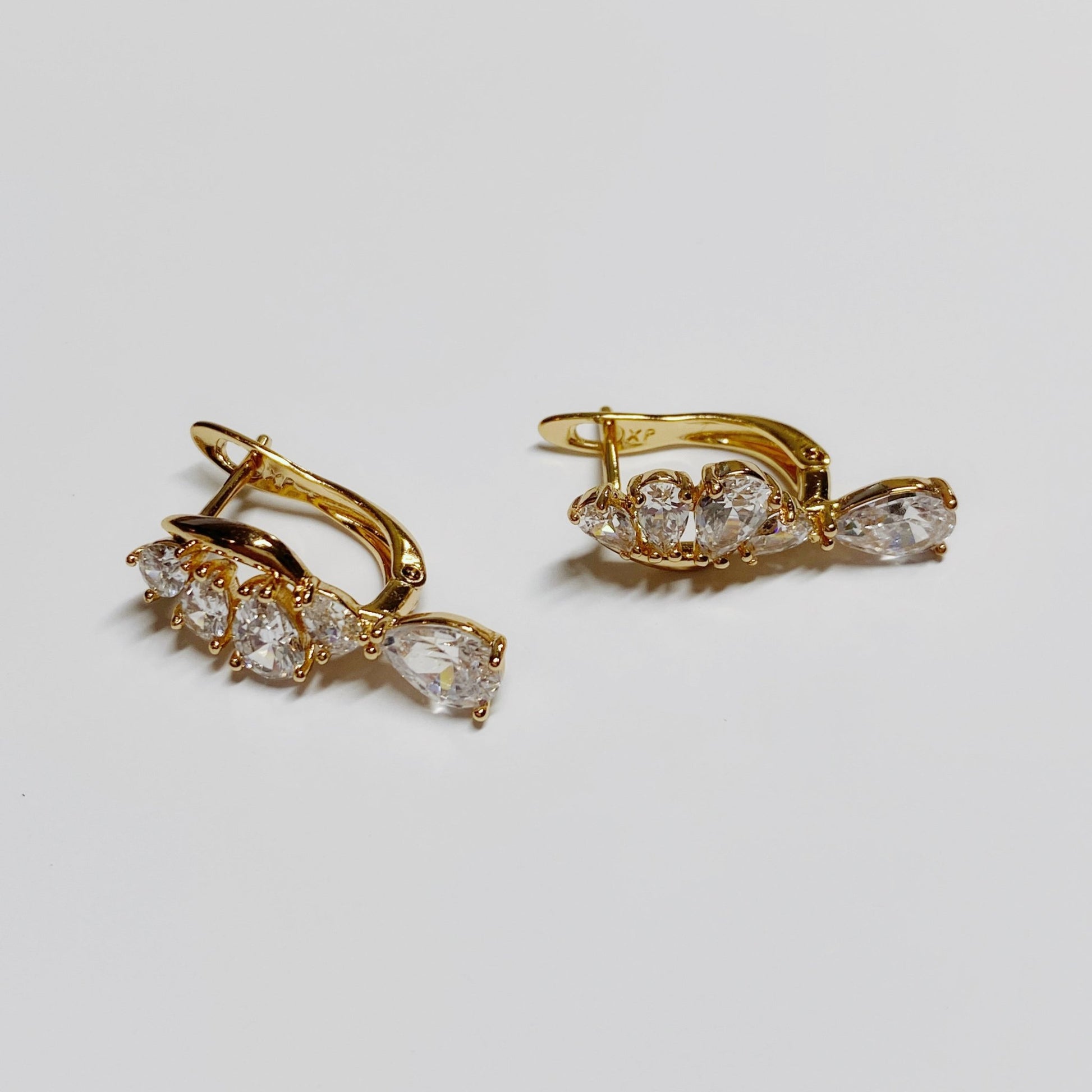 Apzeltīti auskari ar cirkonijiem un nokarenu lāsīti - 18k - apzeltita - rotas