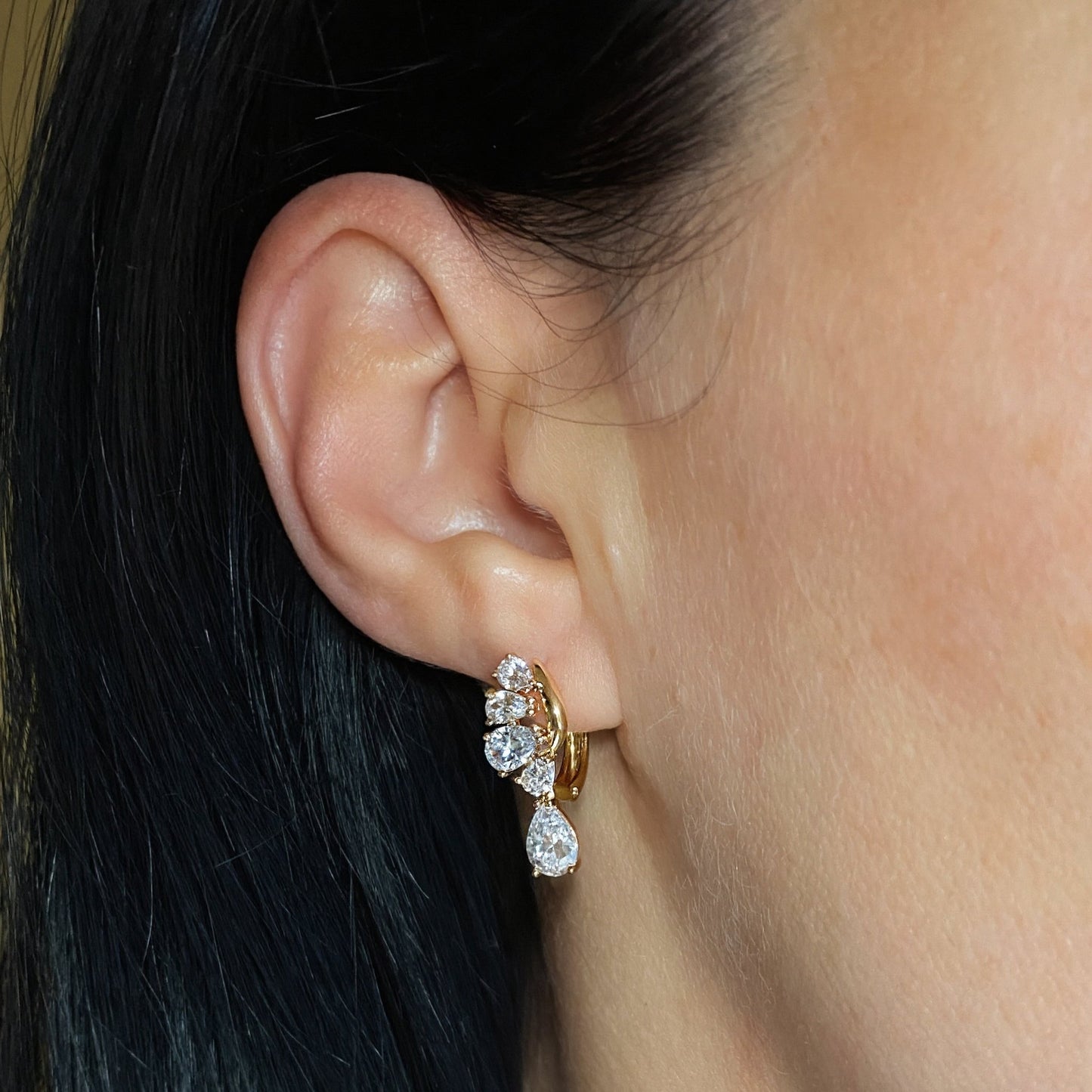 Apzeltīti auskari ar cirkonijiem un nokarenu lāsīti - 18k - apzeltita - rotas