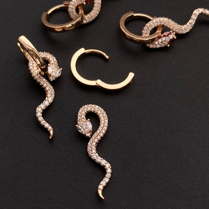 Apzeltīti auskari ar čūsku dizainu un sarkanām cirkoniju acīm - 18k - apzeltita - rotas