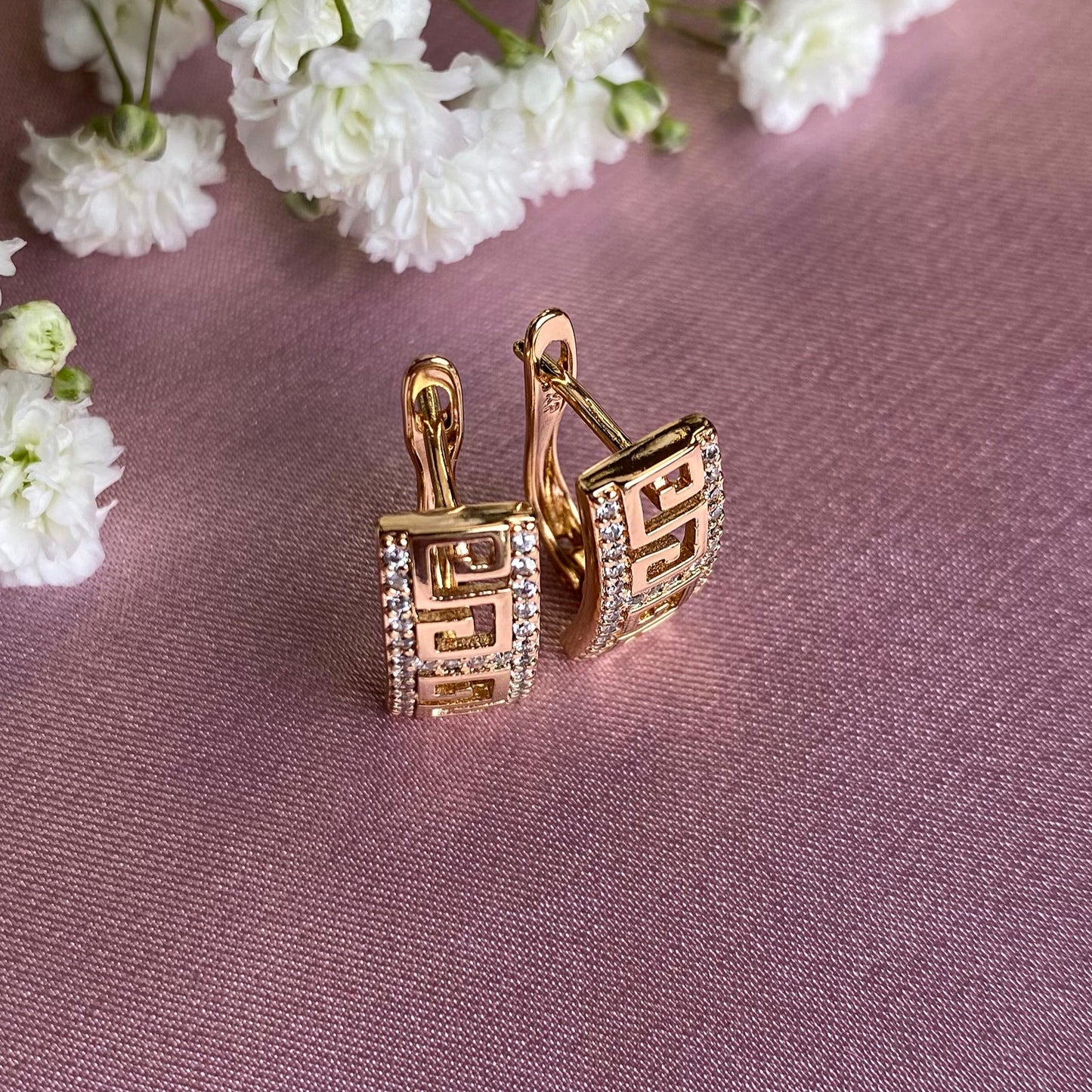 Apzeltīti auskari ar grieķu rakstu