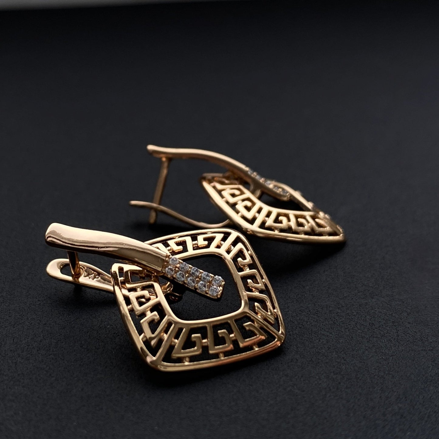 Apzeltīti auskari ar grieķu rakstu un kristāliem - 18k - apzeltita - rotas