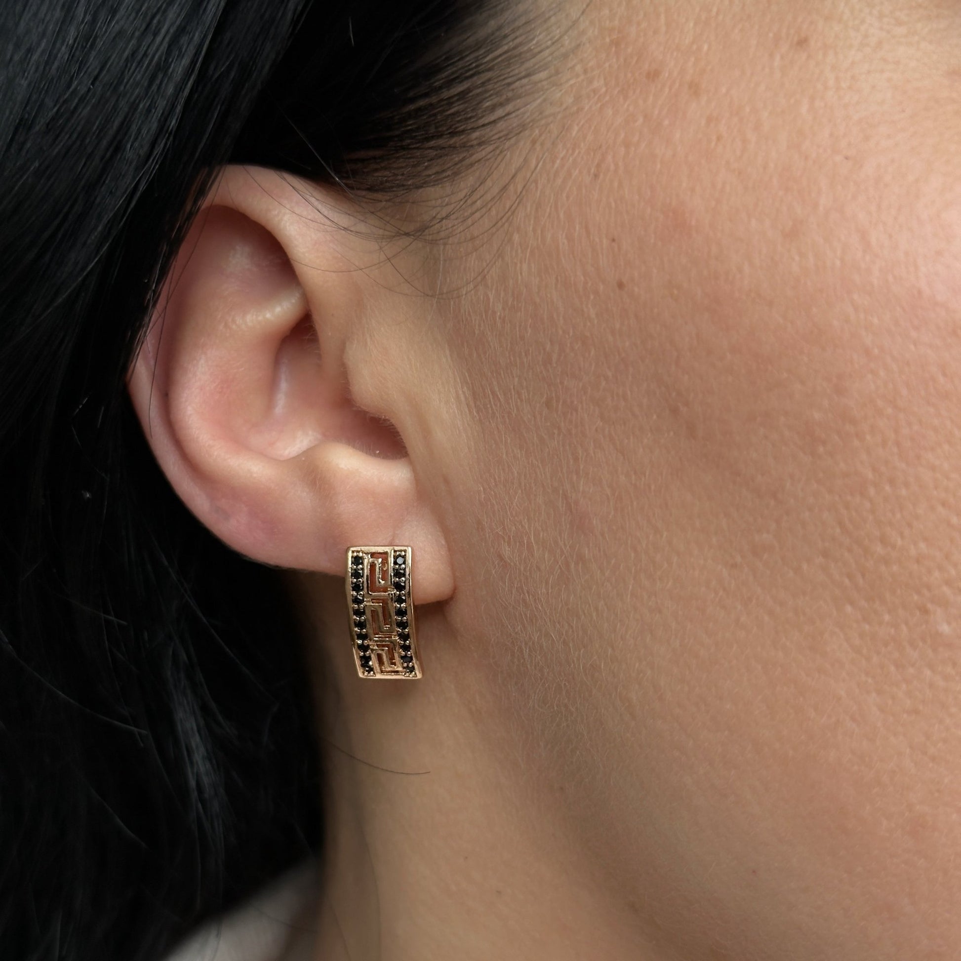 Apzeltīti auskari ar grieķu rakstu un melniem cirkonijiem - 18k - apzeltita - rotas