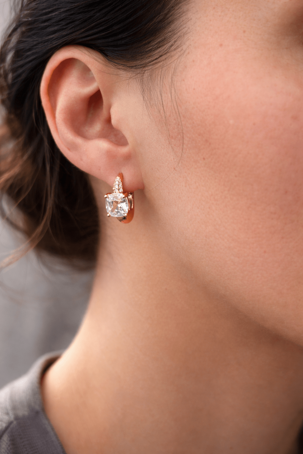 Apzeltīti auskari ar kvadrātveida kristālu un cirkonijiem - 18k - apzeltita - rotas