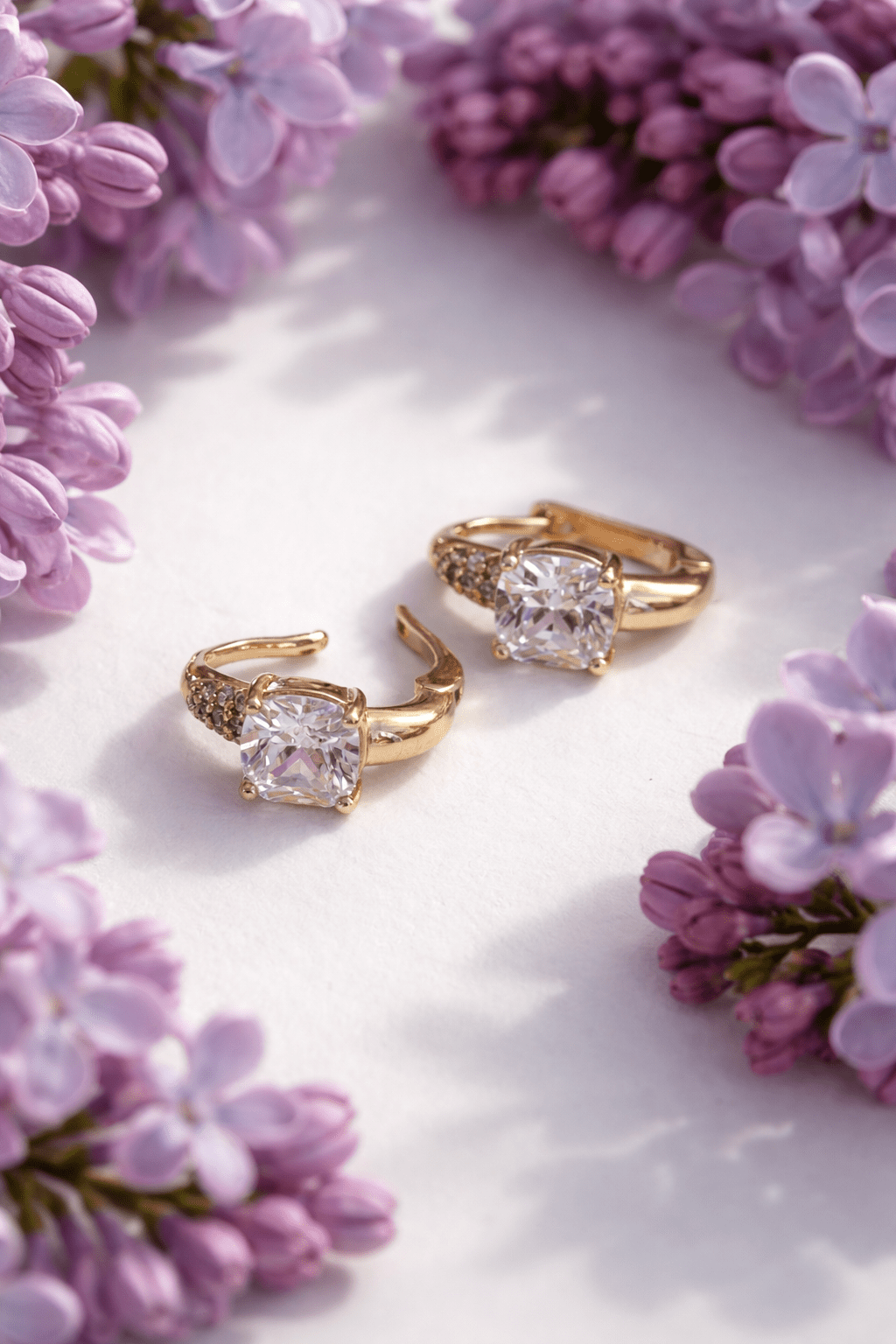 Apzeltīti auskari ar kvadrātveida kristālu un cirkonijiem - 18k - apzeltita - rotas