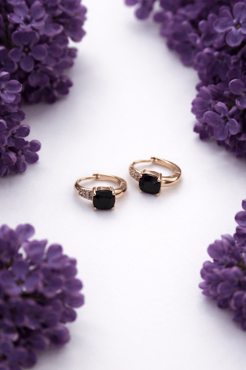 Apzeltīti auskari ar melnu kvadrātveida kristālu - 18k - apzeltita - rotas