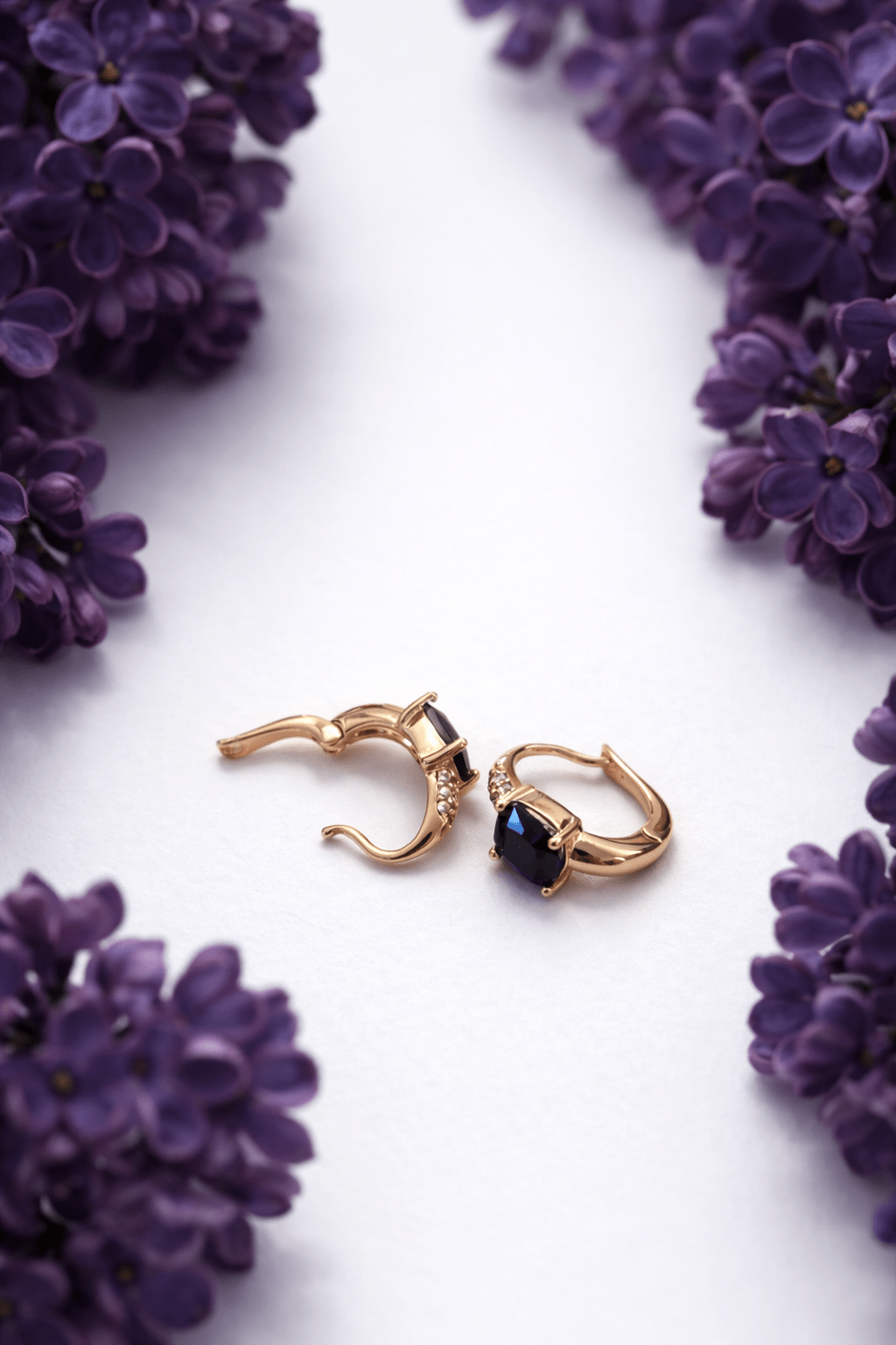 Apzeltīti auskari ar melnu kvadrātveida kristālu - 18k - apzeltita - rotas