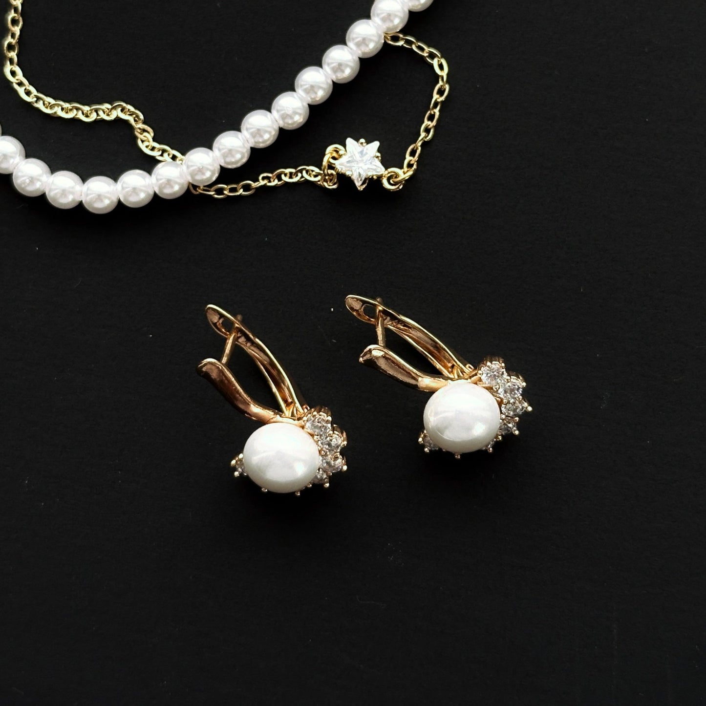 Apzeltīti auskari ar pērlīti un cirkoniju vainagu - 18k - apzeltita - rotas