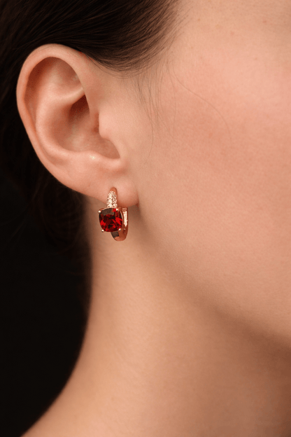 Apzeltīti auskari ar sarkanu kvadrātveida kristālu - 18k - apzeltita - rotas