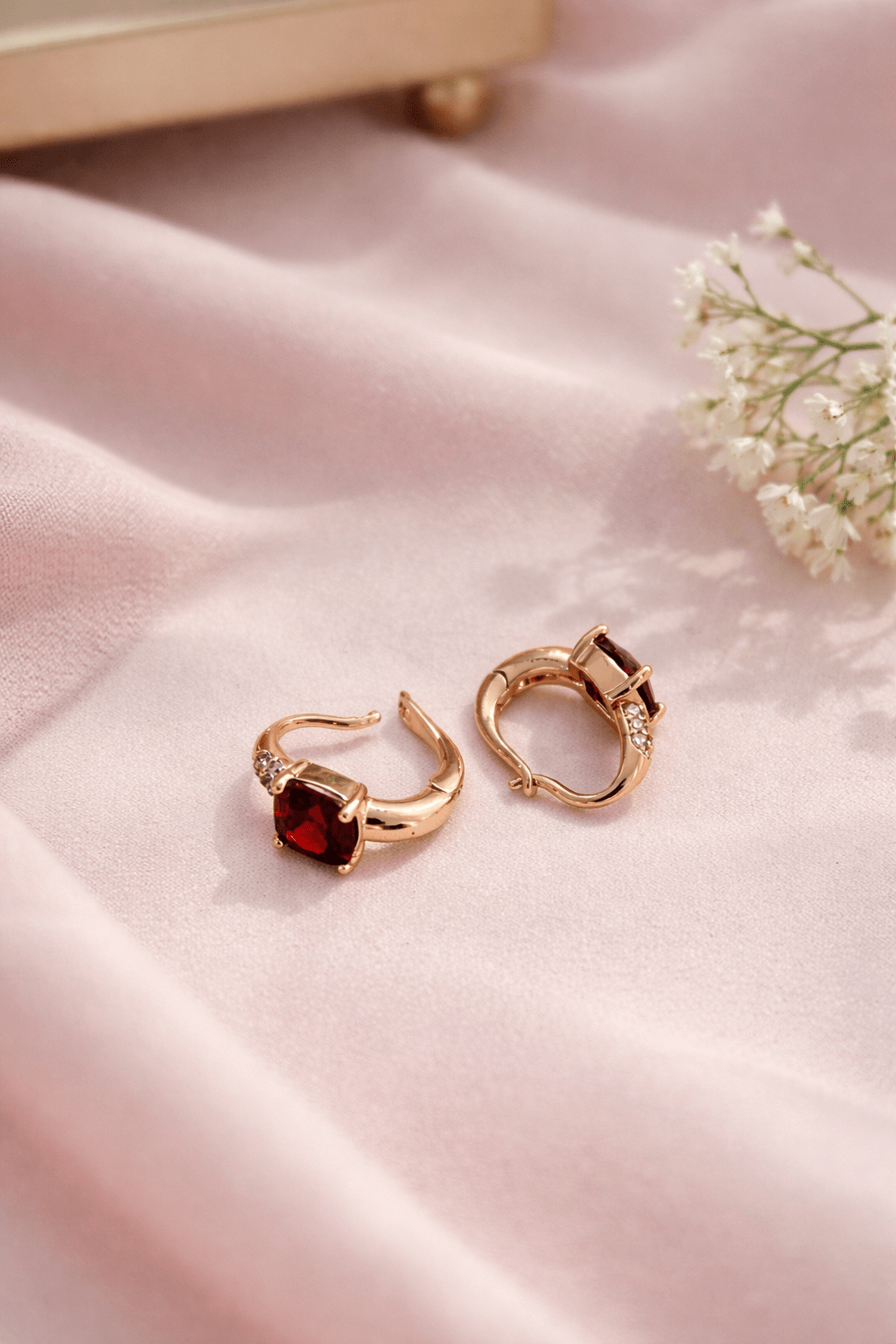 Apzeltīti auskari ar sarkanu kvadrātveida kristālu - 18k - apzeltita - rotas