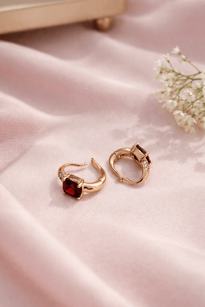 Apzeltīti auskari ar sarkanu kvadrātveida kristālu - 18k - apzeltita - rotas