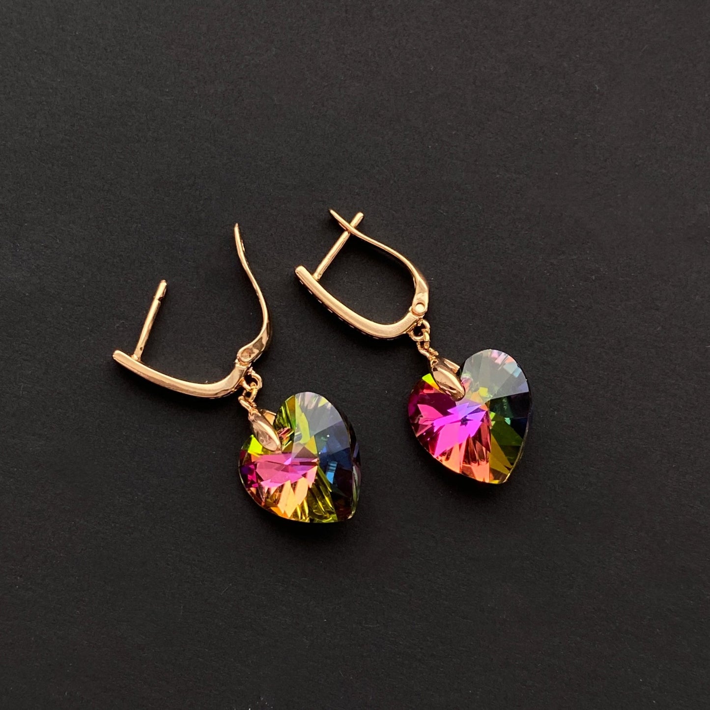 Apzeltīti auskari ar varavīksnes kristāla sirsniņām - 18k - apzeltita - rotas