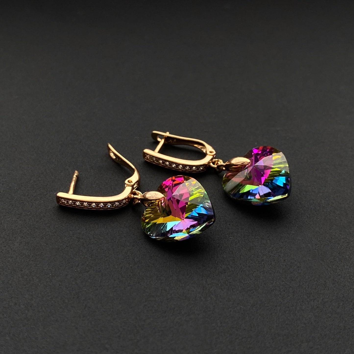 Apzeltīti auskari ar varavīksnes kristāla sirsniņām - 18k - apzeltita - rotas