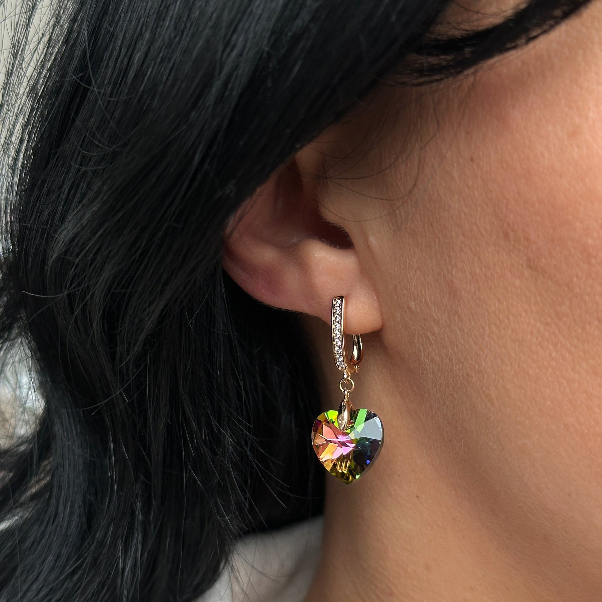 Apzeltīti auskari ar varavīksnes kristāla sirsniņām - 18k - apzeltita - rotas