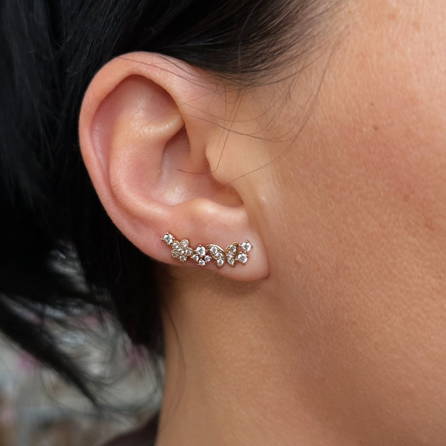 Apzeltīti auskari gar auss malu ar ziediem un tauriņiem - 18k - apzeltita - rotas