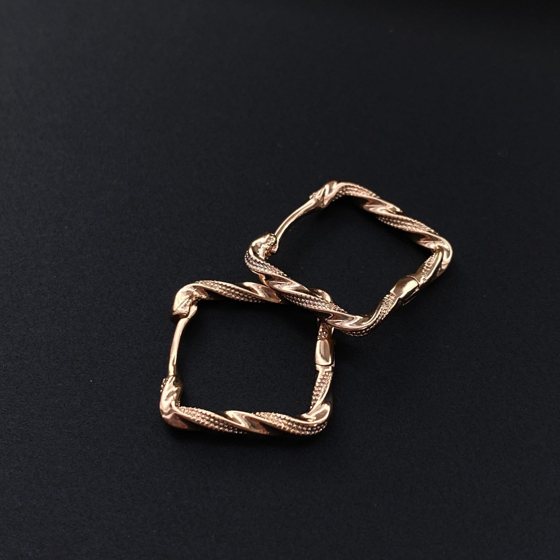 Apzeltīti kvadrāta formas riņķīši ar tekstūru - 18k - apzeltita - rotas