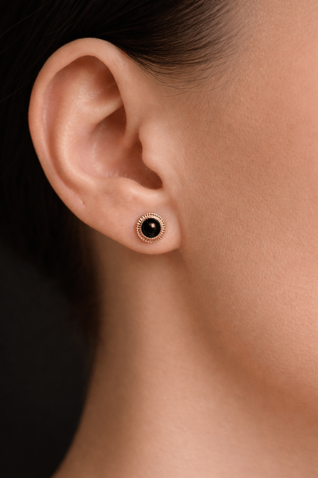 Apzeltīti nagliņu auskari ar melnu akcentu - 18k - apzeltita - rotas