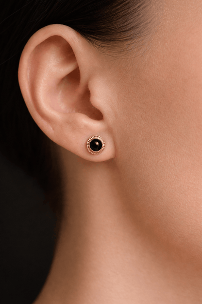 Apzeltīti nagliņu auskari ar melnu akcentu - 18k - apzeltita - rotas